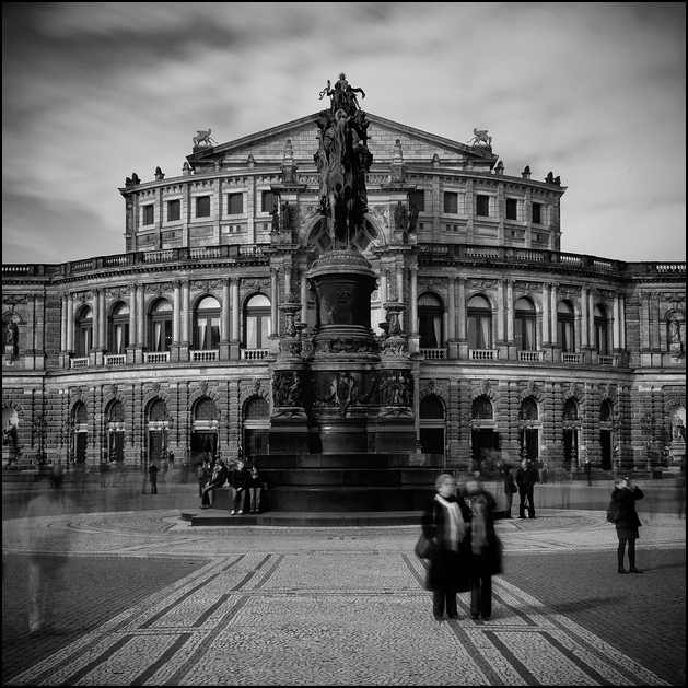 Semperoper Dresden, photography by Chris Ruiz. Nikon D300, 17-55mm 1:2,8G IF-ED. long exposure, PS. In Construction, Edifice