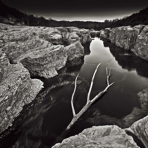 Tronc flottant sur la C&egrave;ze, photography by Bruno Aguila. Canon 5D et EF-17/40mm. Pose longue. In Nature, Scenery, Waterscape