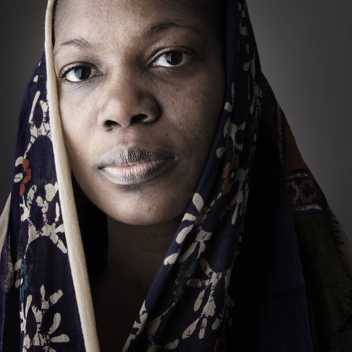 Rosine, photography by Philippe Colignon. Le 22 &egrave;me Festival International de G&eacute;ographie, qui aura lieu &agrave; Saint-Di&eacute;-des-Vosges
du 6 au 9 octobre 2011, aura pour th&egrave;me &laquo; l&rsquo;Afrique plurielle : paradoxes et ambitions &raquo;.
Pour cette occasion, la direction du Festival m&rsquo;a propos&eacute; de r&eacute;aliser une s&eacute;rie de portraits
de D&eacute;odatiens issus du continent africain.
. Nikon D 700. Photographie. In People, Portrait, Female