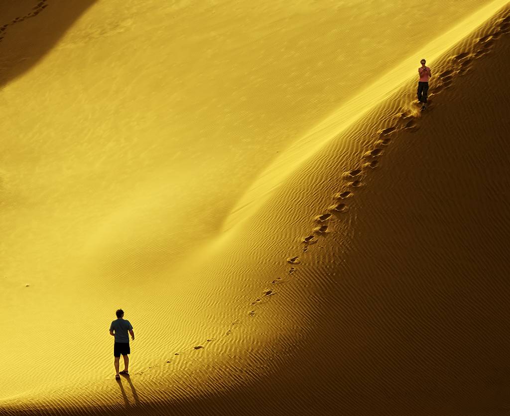 Tourist games...Morocco, M'Hamid Dunes, south Marrakesh.. Pentax K20 + Pentax zoom 55/200. Numerique. In Nature, Element, Earth. Golden Sand, photography by Alessandro Rovelli. Image #250277