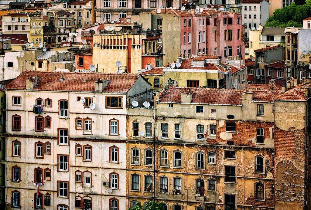 Entropic Istanbul.... Pentax K20. Numerique. In Construction, Cityscape, skyline. Someone Behind The Window, photography by Alessandro Rovelli. Image #374208