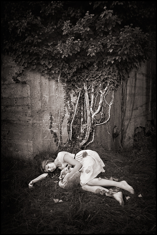 La Petite Princesse au renard - The Little Princess and the fox, photography by Audrey Krommenacker. C'est tout d'abord le lieu qui s'est impos&eacute; &agrave; cette image. Je l'ai d&eacute;couvert lors d'une promenade dans une friche industrielle recouverte par la v&eacute;g&eacute;tation.
L'arbre-lianes, l'herbe, le mur et le fer... tous ces &eacute;l&eacute;ments sont rest&eacute;s dans mon esprit qui a continu&eacute; &agrave; construire cette photo tout seul. Lorsque je suis revenue quelques jours apr&egrave;s dans la friche, avec le mod&egrave;le, je n'avait plus qu'&agrave; d&eacute;clencher.
Et comme les princesses des contes de f&eacute;es sont toujours entour&eacute;es d'animaux sauvages, c'est tout naturellement qu'un renard a pris sa place entre ses bras...
Mod&egrave;le : Audrey Roger

Firstly, it was the place who imposed to my mind for this image. I discover it during a walk in an industrial fallow coated by vegetation.
The liana-tree, the grass, the wall and the iron... all the elements stayed in my mind, which have continued to create this photo on his own. When I came back a few days later with the model, I just have to place the girl and push my camera's button.
And because, in the fairy tales, princess are ever surronded by wild animals, a fox just naturally take place in her arms...
Model : Audrey Roger. Nikon D90. In People, Portrait, Female