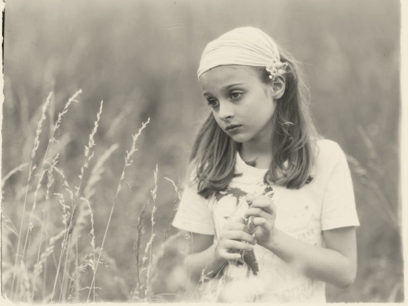 Speed Graphic, 4.5/210 mm, digitalized by dSLR. large format, x-ray film, Rodinal. Girl In The Grass, image by Dumbo I.gledam. Image #391571