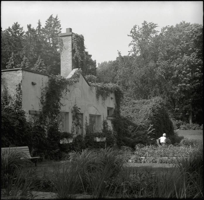 Le Bois De Coulonge, photography by Michel Elie. Pentacon six, Zeiss Jena 120mm. Noir et blanc. In Construction, Place, Garden, park