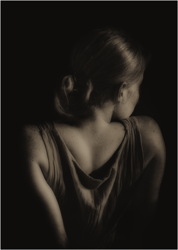 Adolescence (2), photography by Isabelle Gambotti. J'aime capturer des moments particuliers, ces attitudes, ces regards, ces gestes qui appartiennent &agrave; chacun et qui refl&egrave;tent l'essence de l'&ecirc;tre.
Ici, j'ai &eacute;t&eacute; happ&eacute;e par la gr&acirc;ce de cette nuque baign&eacute;e par une douce lumi&egrave;re.. Nikon D3s. In People, Portrait