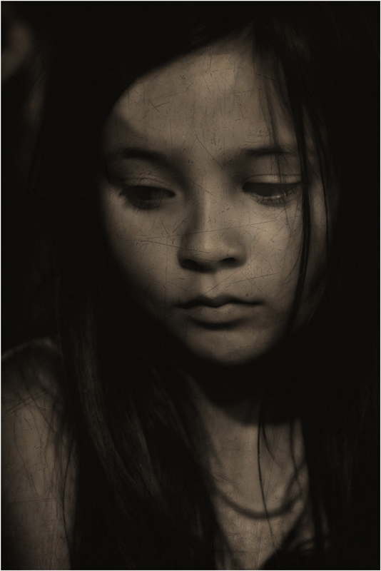 Childhood, photography by Isabelle Gambotti. Les enfants ont un monde o&ugrave; ils aiment &agrave; se retirer, saisir cette &eacute;vasion est une de mes qu&ecirc;tes photographiques.. Nikon D3s,. Num&eacute;rique, virage, texture. In People, Infant, children