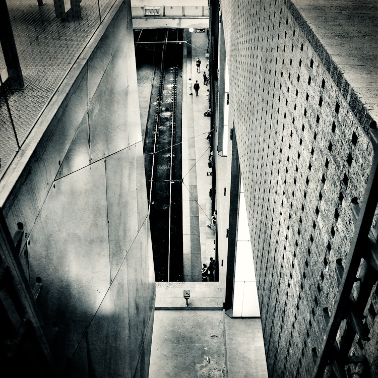 Nikon D300s with Nikkor 18-200mm. Straight shot. In Transportation, Rail, train, metro, tramway. Awaiting, photography by Gittan Beheydt. Image #375151