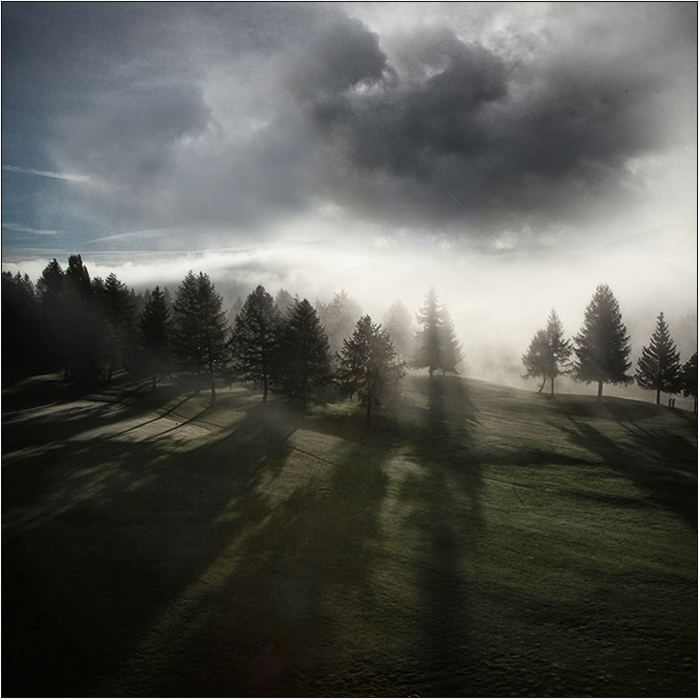 je vis &agrave; 1500 m&egrave;tres d'altitude donc souvent au dessus des nuages, parfois au dessous et souvent entre les couches, comme ce matin l&agrave;

I'm living at 1 500 meters above the sea, often above the clouds, sometimes under, often between two coats like this special early morning




. In Nature, Scenery, Countryside. automne matinal , 2, photography by Veronique Soulier. Image #414056