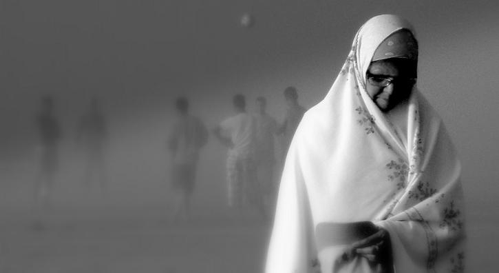 Une photo que j'aurais aim&eacute; faire, elle me touche profond&eacute;ment. Ce cadrage laisse la part &agrave; la jeunesse encore ind&eacute;cise alors que la sagesse de la vie est exprim&eacute;e avec humilit&eacute; et force par cette femme &agrave; l'attitude extraordinairement simple et puissante.
Isabelle Gambotti. Nikon. Num&eacute;rique. In People, Everyday, City life. Si jeunesse savait !, photography by Said. Image #304912