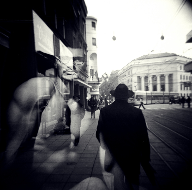 Holga 120GN. BW film, double exposure. Dans Gens, Quotidien, Vie de la cité. One Way Street, photographie de Ksenija Spanec. Image #366225