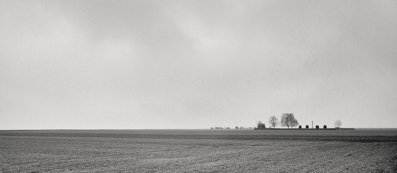 L'activité humaine façonne le paysage, elle y laisse des traces enfouies ou émergentes, elle les fait remonter en surface ou les gomme.
Une série de trois photos prises depuis le "St Mary A.D.S. cemetery", cimetière britannique sur le champ de bataille de Loos : la vue porte loin sur d'autres cimetières, des terrils, des champs et des nuages... un repos apparent.. Canon EOS 5D MarkII, Canon EF 16/35 L f2.8. Guerre Et Paix (1), image by Marc Cayez. Image #366384