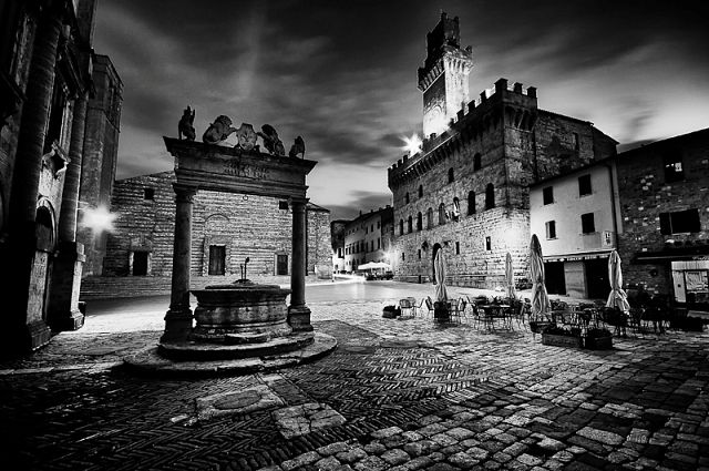 Piazza Grande at dusk with Lions' Well and Palazzo Comunale, Montepulciano, Italy. ND 0.3. Piazza, image by Zeiko. Image #386087