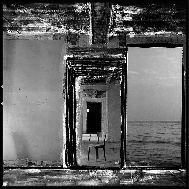Hasselblad 500 CM et objectif Zeiss Distagon 4/40mm. Photographie argentique avec d&eacute;coupages, collages, grattages et rajouts de gouache inctinique sur n&eacute;gatif. Lieux transfigur&eacute;s # 14, image by Bernard Bris&eacute;. Image #387011