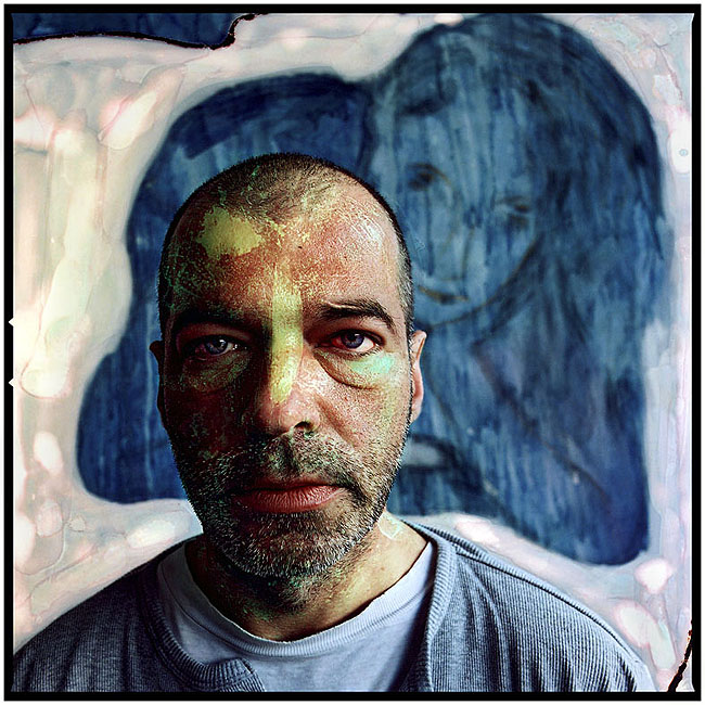 Hasselblad 500 CM et objectif Zeiss Planar 2.8/100mm. Photographie argentique couleur avec rajouts d'encres colorées.. Thierry in Love, image by Bernard Brisé. Image #393268