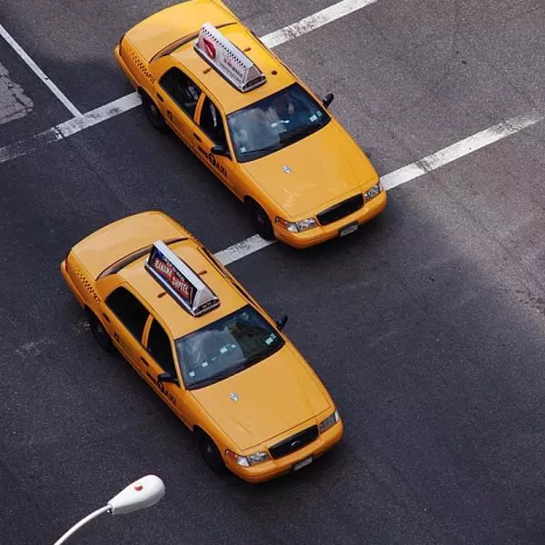 Taxi Services par Alain Deslongchamps dans Photographie film 24x36, 35mm