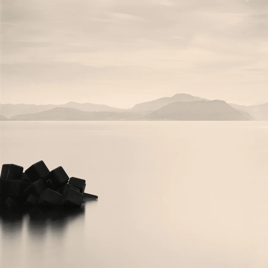 Mihama, Fukui Prefecture, Japan. est une création de l'artiste Rafal Krol. Catégorie Nature, Paysage, Aquatique, lac, rivière, Fine-Art, Mélancolie, Surréalisme, Photographie, Film moyen-format. Hasselblad, Ilford Delta 100. Long Exposure. 6 distinctions,…