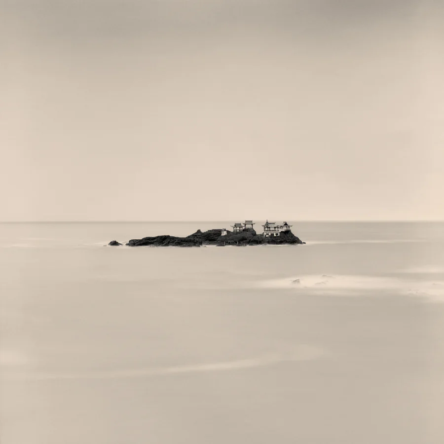 Nochigashima Island, Hyogo Prefecture. est une création de l'artiste Rafal Krol. Catégorie Nature, Paysage, Aquatique, lac, rivière, Fine-Art, Mélancolie, Surréalisme, Photographie, Film moyen-format. Hasselblad, Delta100. Long Exposure. 3 distinctions,…
