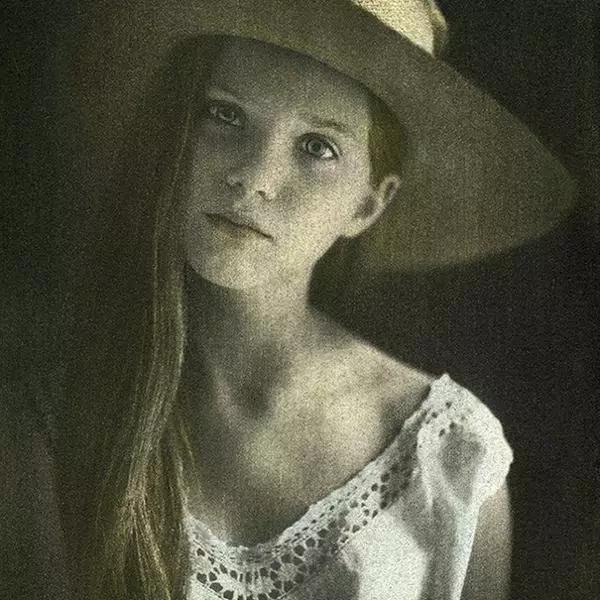 Alicia by Anna Garrigou