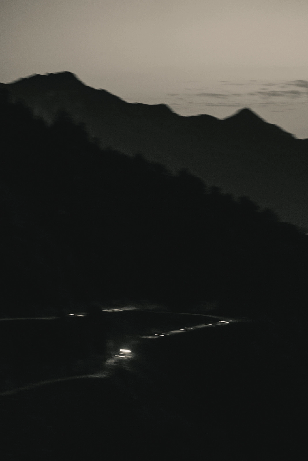 Road. est une création de l'artiste Joanna Whitecrow. Catégorie Nature, Poésie visuelle, Mélancolie, Romantisme, Photographie. Cette oeuvre est à vendre. 1 distinction, 166 vues, 7 appréciations, 2 projets de groupe.