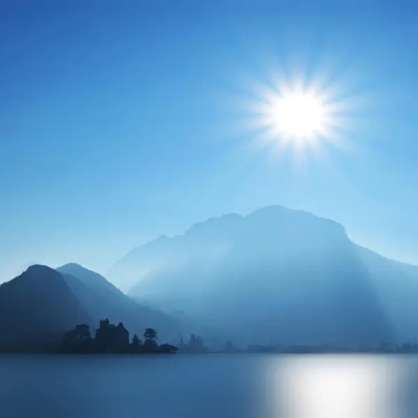 Le montagnes brumeuses du lac d'Annecy by Imi Koetz in Photography